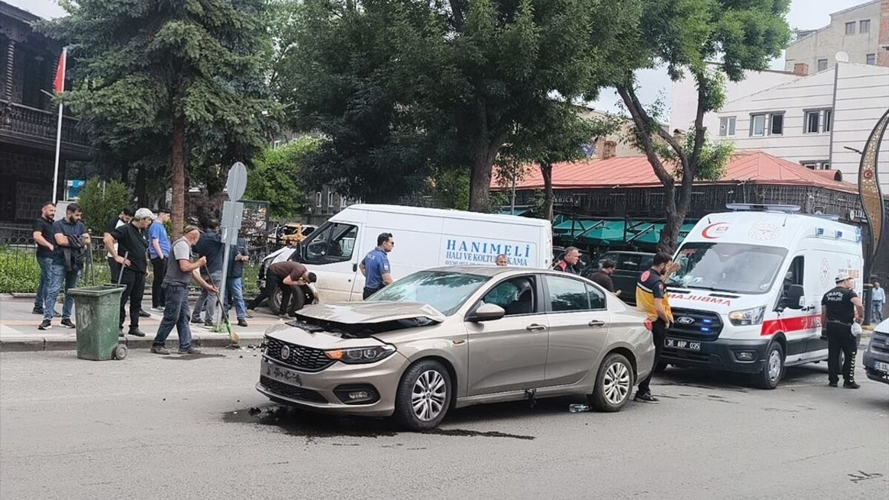 Kars'ta otomobille minibüsün kavşakta çarpıştığı trafik kazasında 3 yaralı