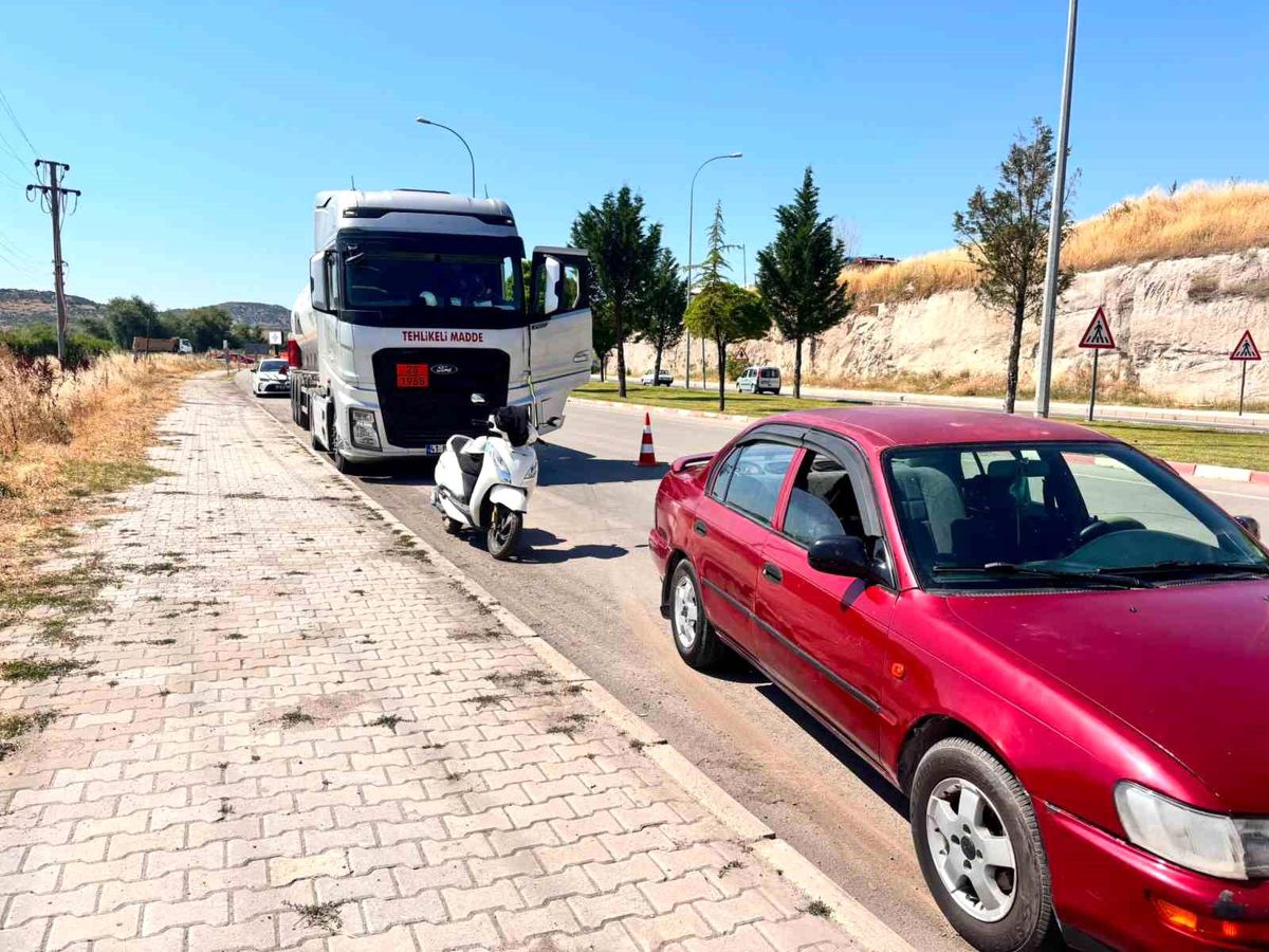 Kütahya'da Gaz Yüklü Tır Trafik Kazası
