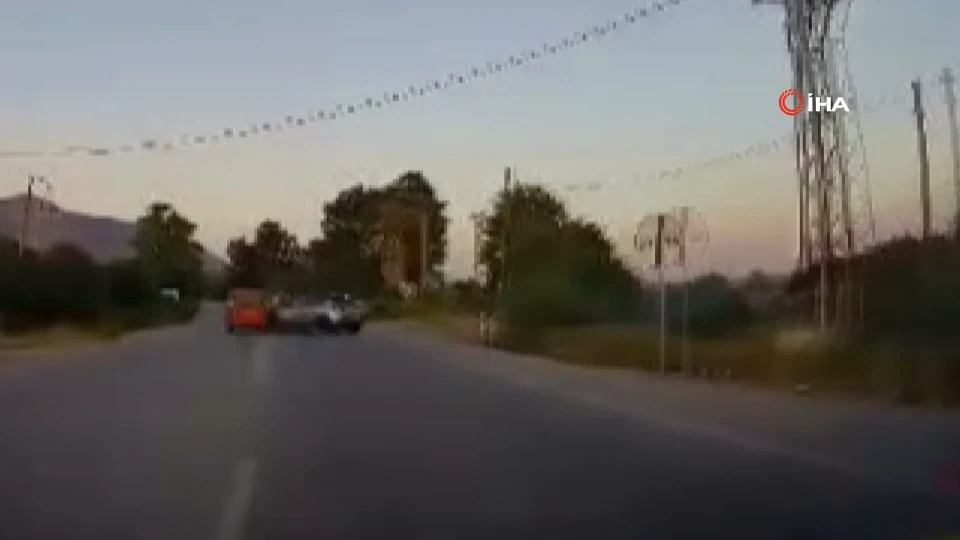 Muğla'da kaza kamerada: İki araç çarpıştı, ortalık karıştı | VİDEO İZLE