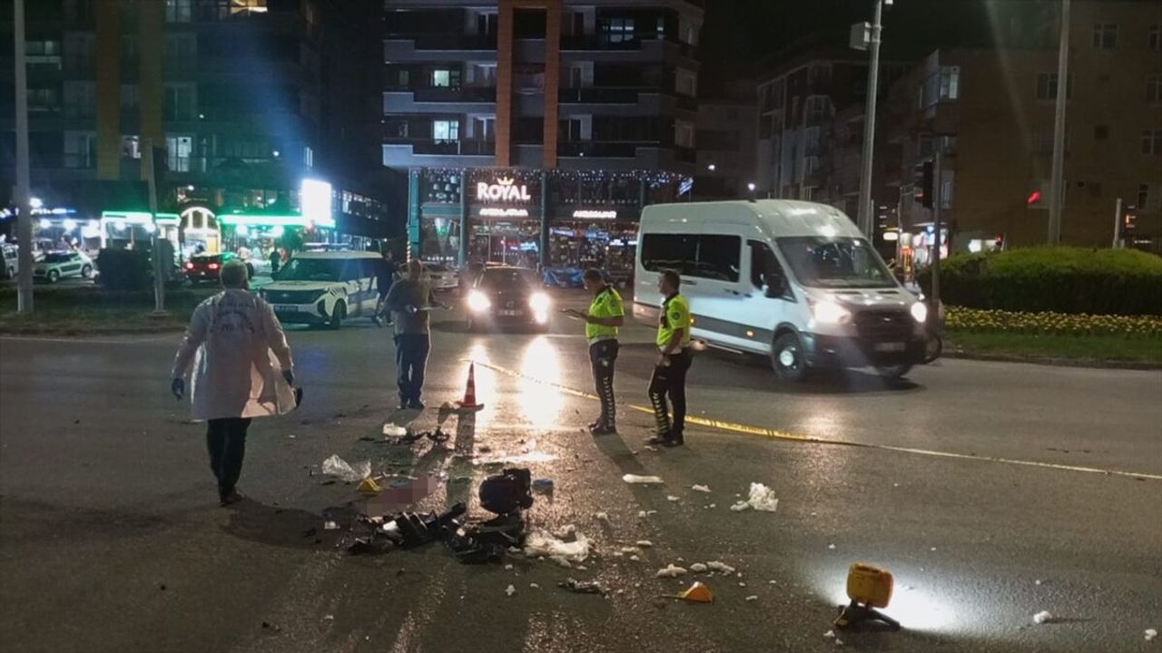 Samsun Çarşamba’da kamyonet ile motosikletin çarpıştığı trafik kazasında 5 yaralı