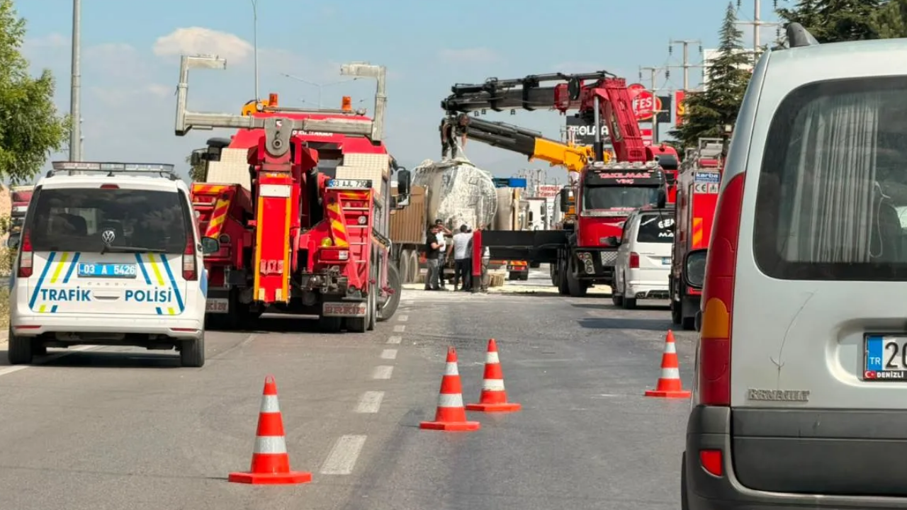 Afyonkarahisar’da feci kaza! Devrilen tanker ulaşımı kilitledi