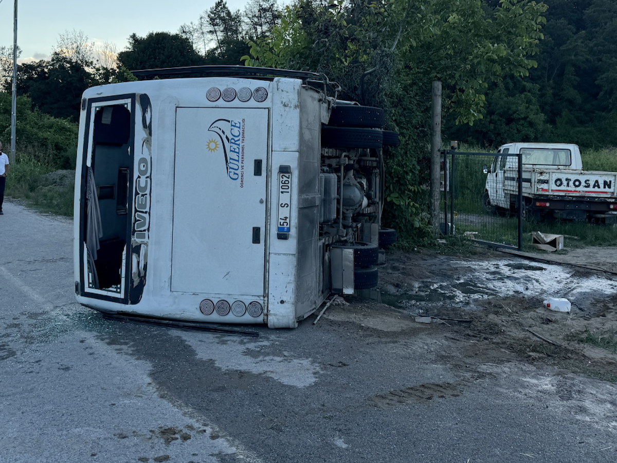 akarya'da 13 kişinin yaralandığı trafik kazası araç kamerasında