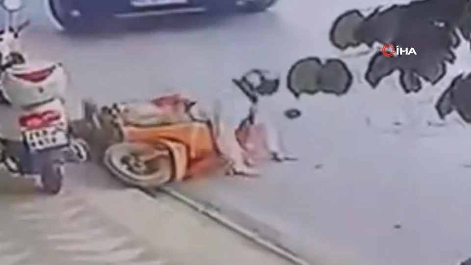 Eskişehir'de kaza anı kamerada: Minibüs motosiklete çarptı! | VİDEO İZLE