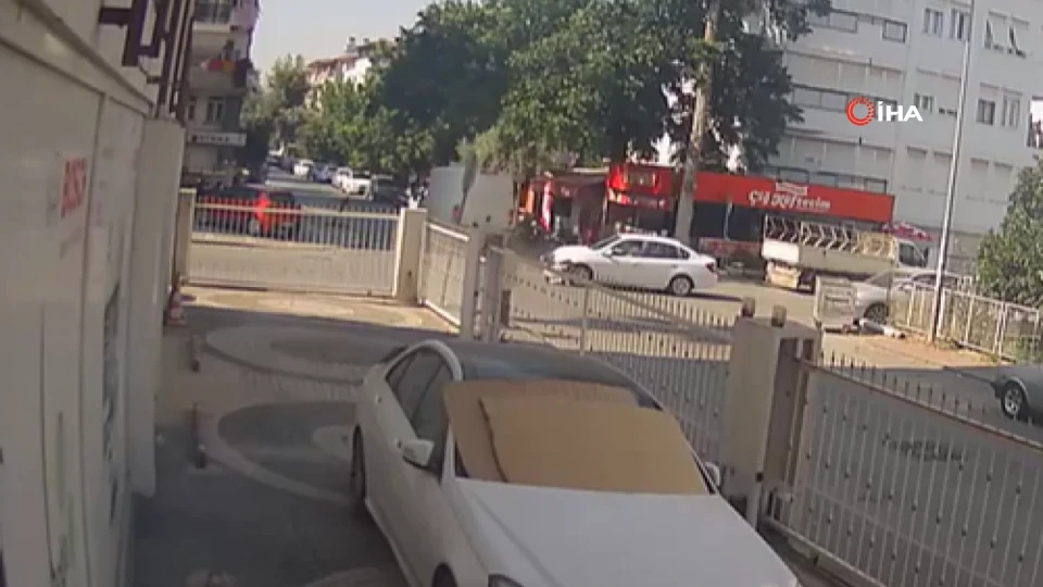Kaza anı kamerada: Manavgat'ta kamyonet ile otomobil çarpıştı | VİDEO İZLE