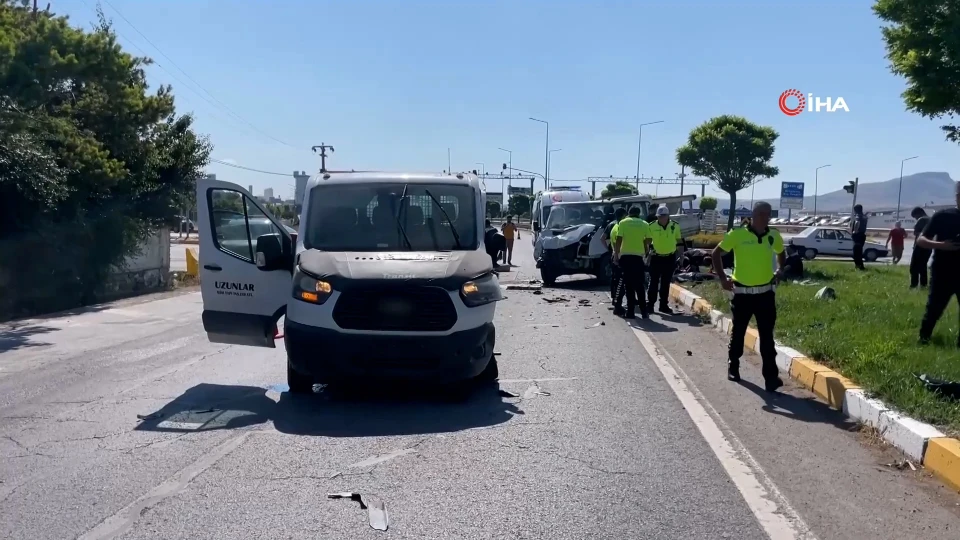 Sivas-Ankara kara yolunda iki kamyonetin çarpıştığı kazada 5 kişi yaralandı