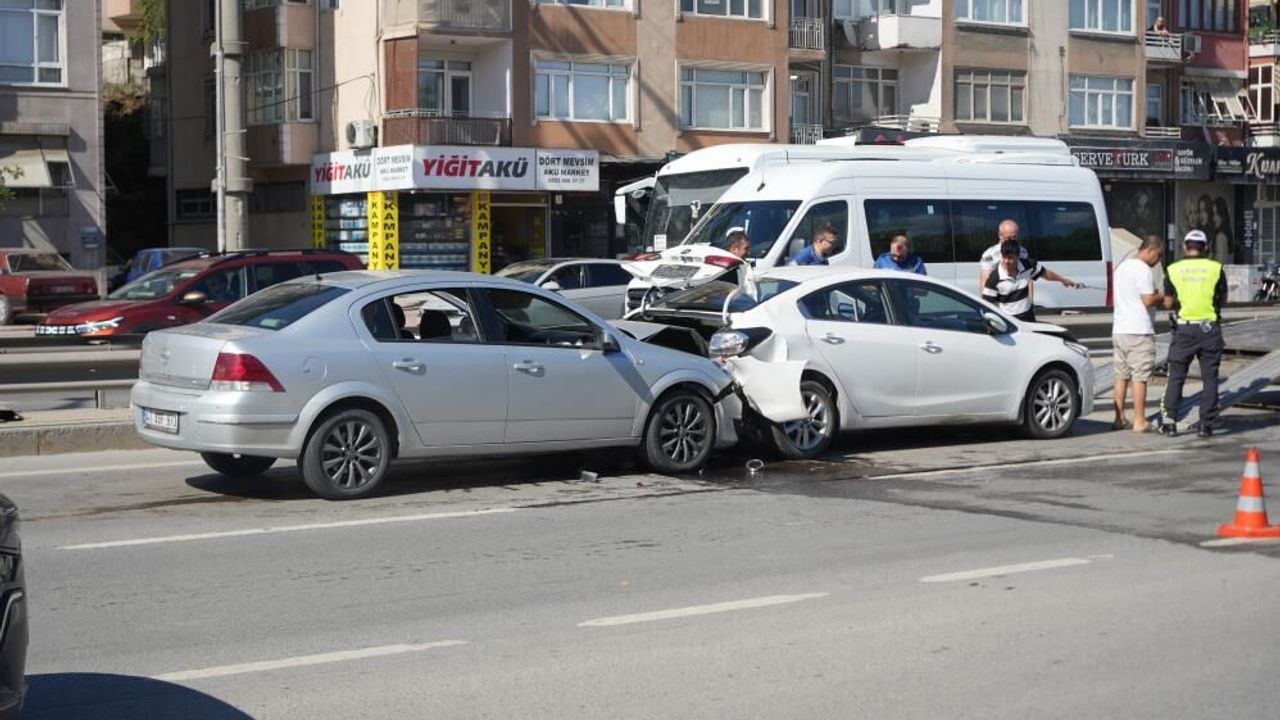 Yavaşlayan trafik zincirlemeye kazaya sebep oldu: 1'i çocuk 3 yaralı