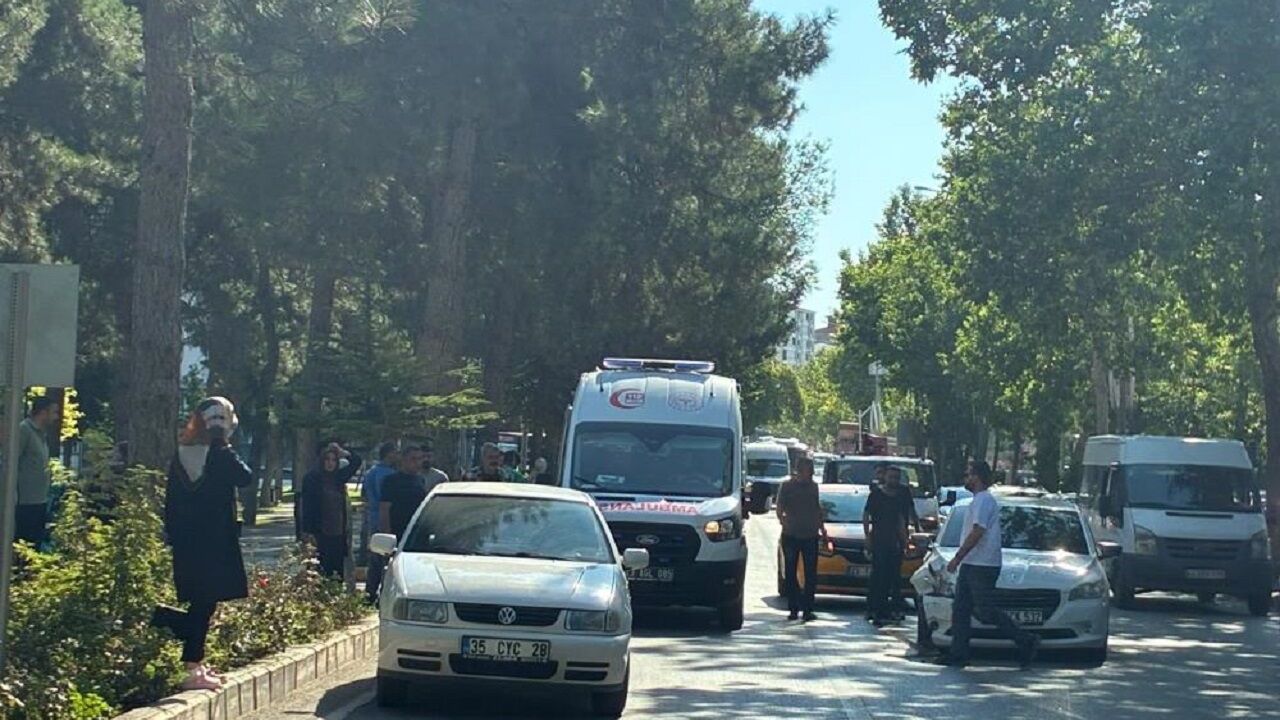 Elazığ'da İki Otomobil Çarpıştı: 2 Kişi Yaralandı