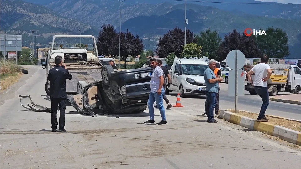 Erbaa'da trafik kazası: Elektrik direğine çarpan sürücü yaralandı | VİDEO İZLE