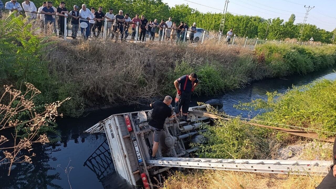 Malatya'da Feci Kaza: Sulama Kanalına Devrilen Kamyonun Sürücüsü Hayatını Kaybetti