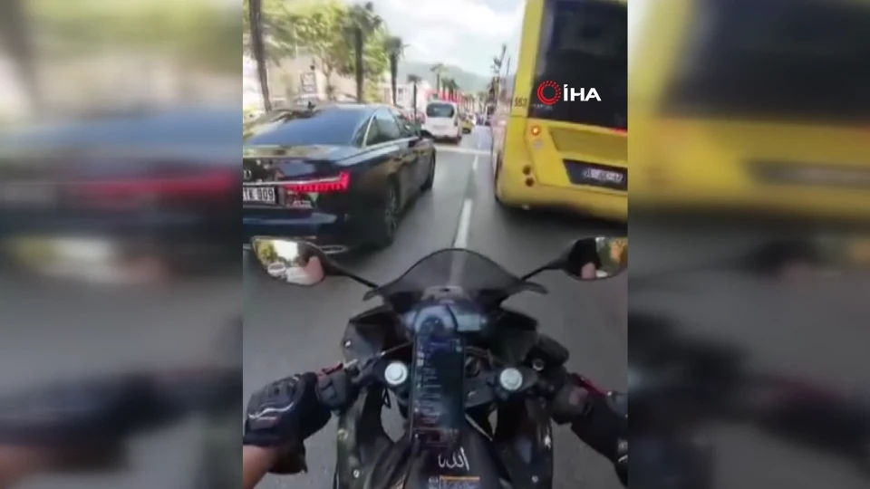 Osmangazi'de korkutan kaza: Minibüsün arkasından çıkan yayaya motosiklet çarptı | VİDEO İZLE