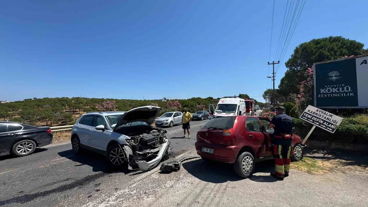 Ayvalık'ta trafik kazası: 2 yaralı