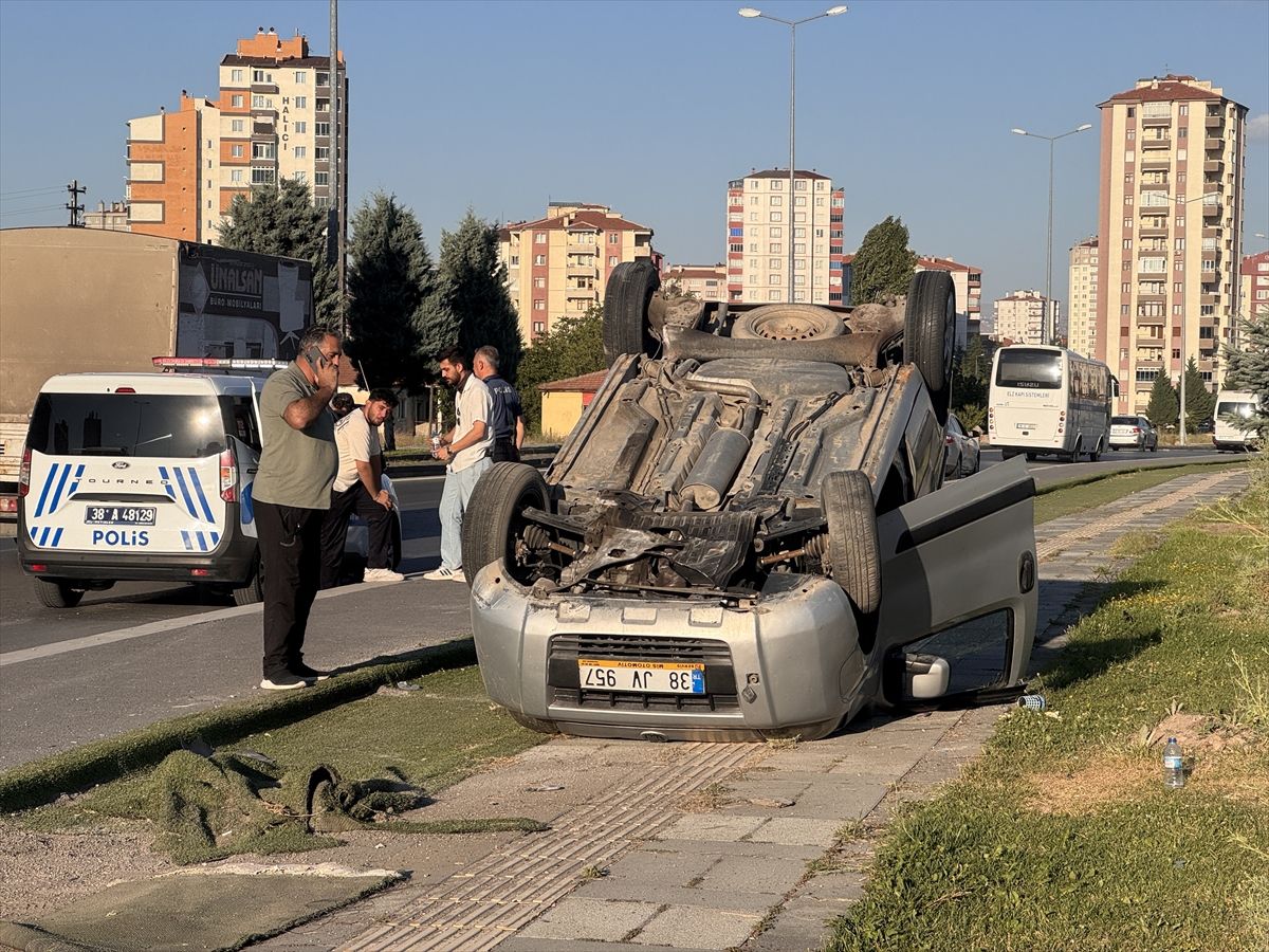 Kayseri'de Trafik Kazası: Sürücü ve Annesi Yaralandı