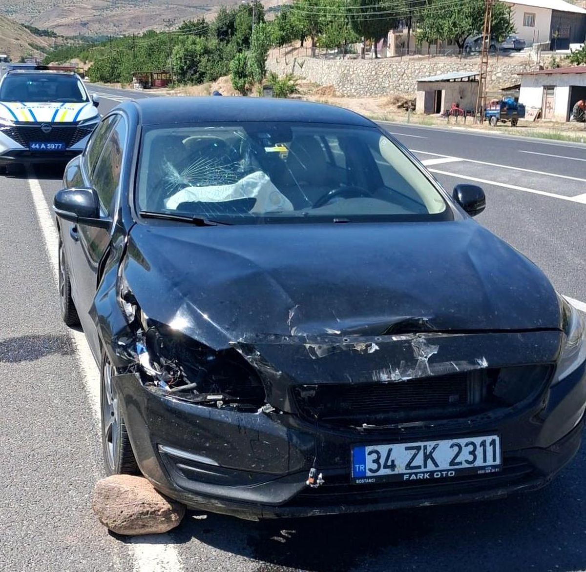 Darende'de Trafik Kazası: Baba ve Oğlu Yaralandı
