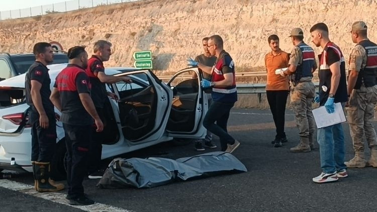 Şanlıurfa’da ticari araç ile otomobil çarpıştı: 2 ölü, 8 yaralı