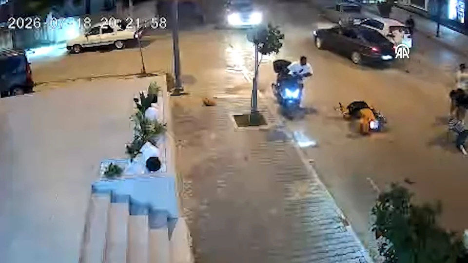 Adana'da motosiklet kazası kamerada: Yaralı var | VİDEO İZLE