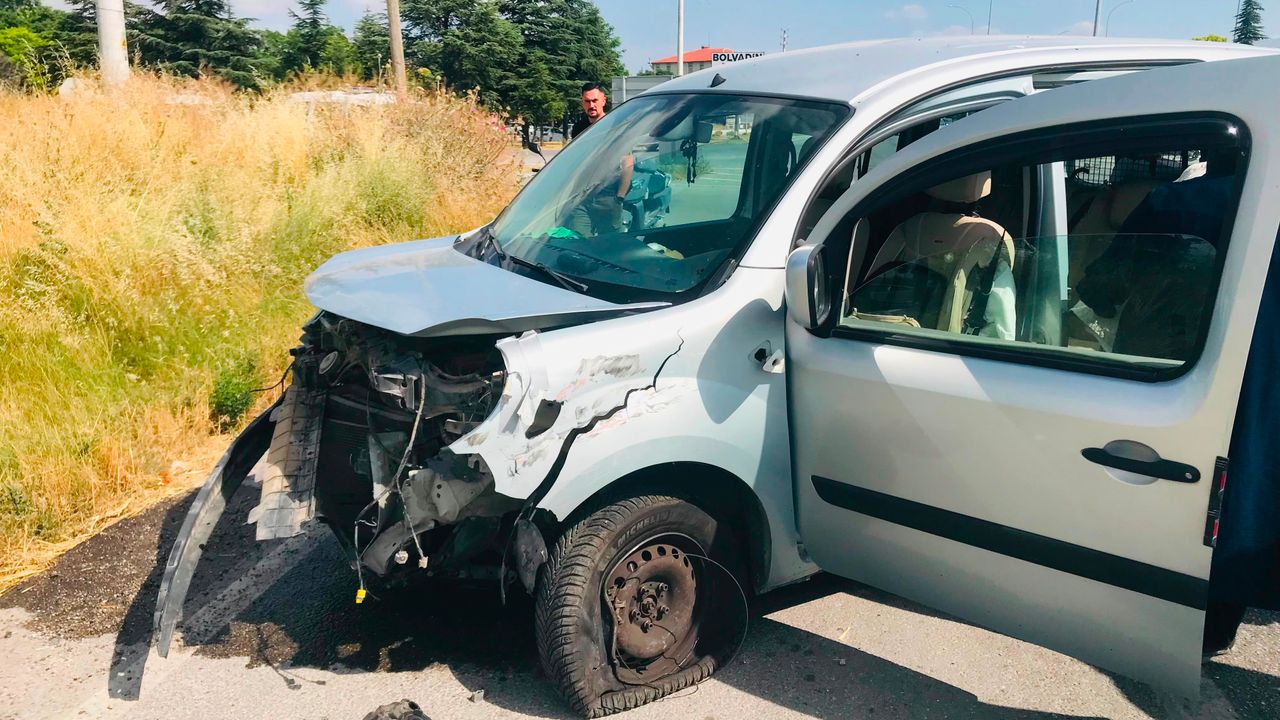 Afyon'da Feci Kaza! İki Otomobil Çarpıştı: Çok Sayıda Yaralı Var