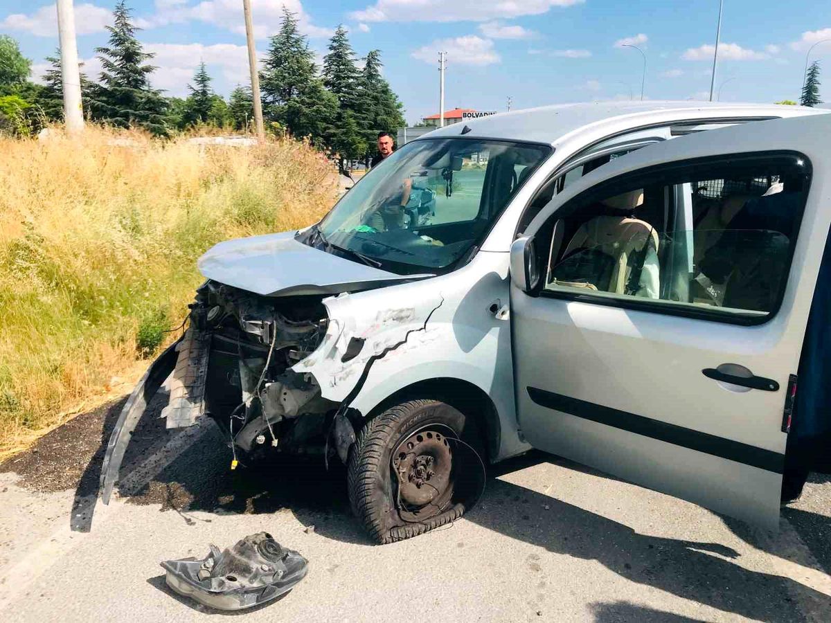Bolvadin'de Trafik Kazası: 4 Yaralı