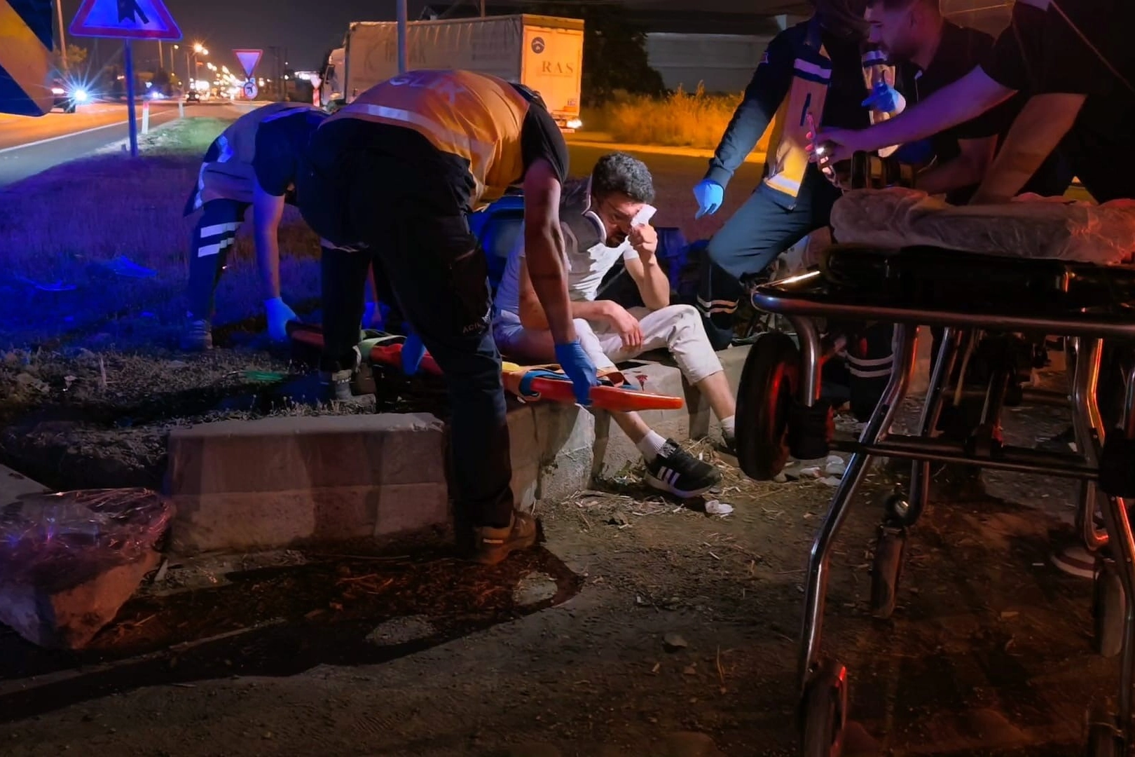 Bursa'da feci gece kazası! Kontrolden çıkan motosiklet yön levhasına çarptı...