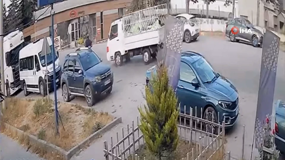 Çaydurt mevkisinde motosiklet ile kamyonet çarpıştı: O anlar kamerada | VİDEO İZLE