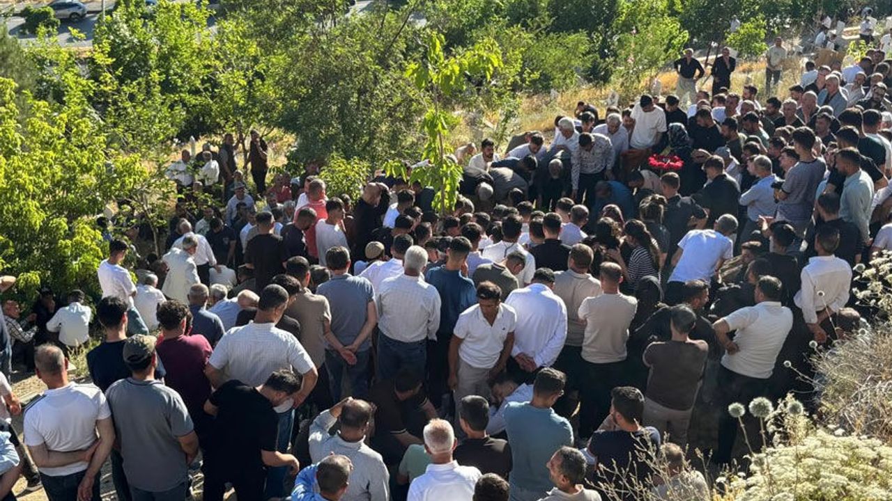 Hakkari'deki trafik kazasında vefat eden genç toprağa verildi