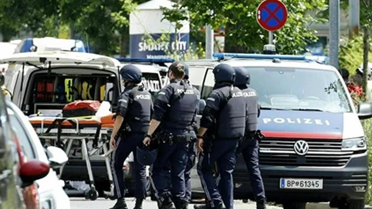 Polis aracı yayaya çarptı
