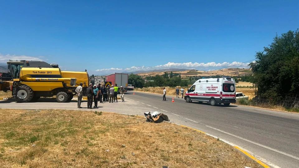 Sivas'ta biçerdöverle otomobil çarpıştı: 3 yaralı | Gündem Haberleri