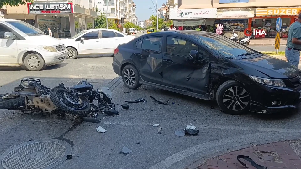 Antalya'da kaza anı kamerada: Otomobille çarpışan motosikletli savruldu | VİDEO İZLE