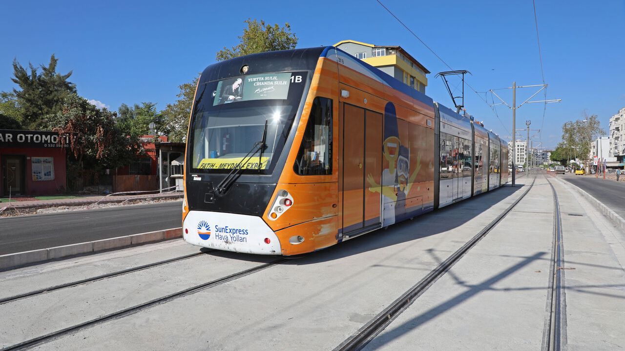 Antalya'da tramvay hattında kaza! Ring seferleri başladı