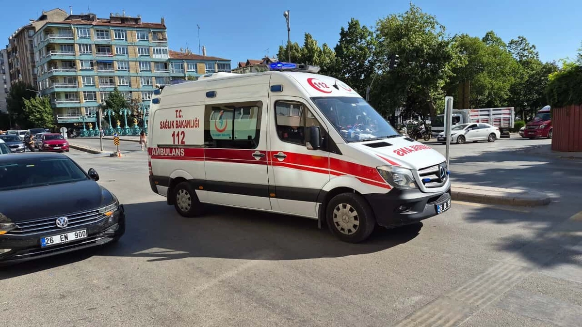 Eskişehir’de Kavşakta Kaza: Trafik Zabıtası Yaralanarak Hastanelik Oldu
