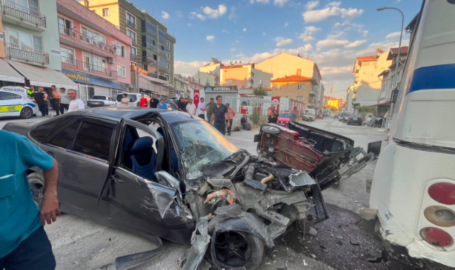 Eşme'de 3 Araçlı Trafik Kazasında 3 Kişi Yaralandı