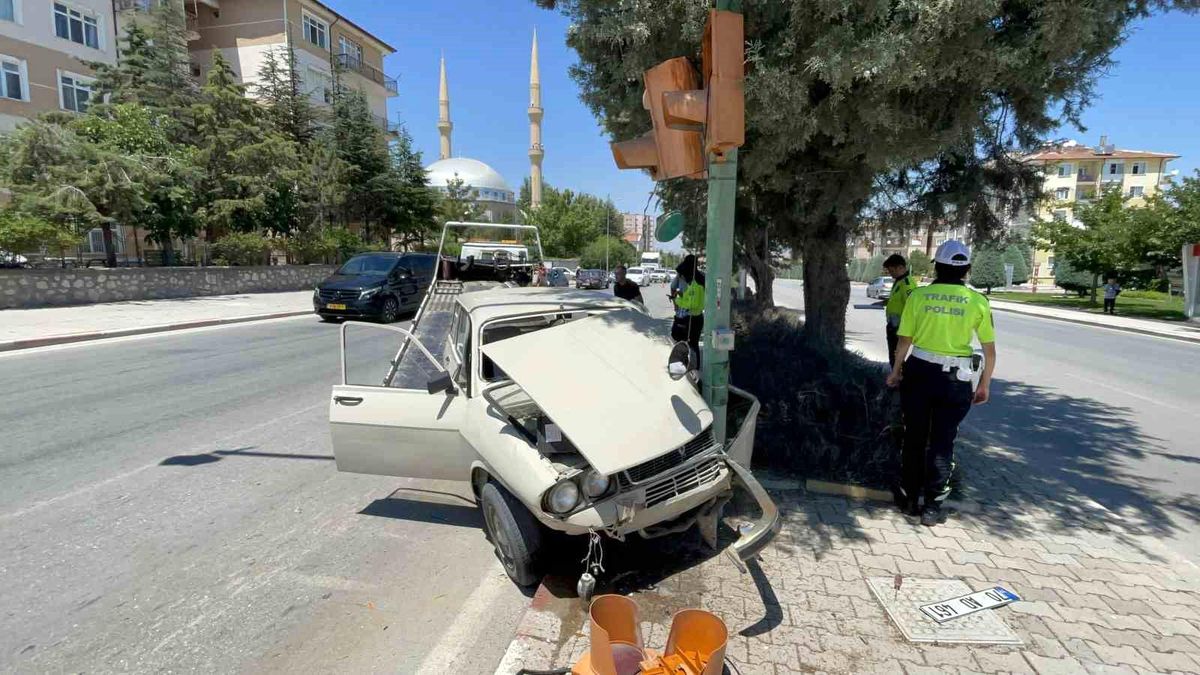 Karaman'da Trafik Kazası: Sürücü Yaralı