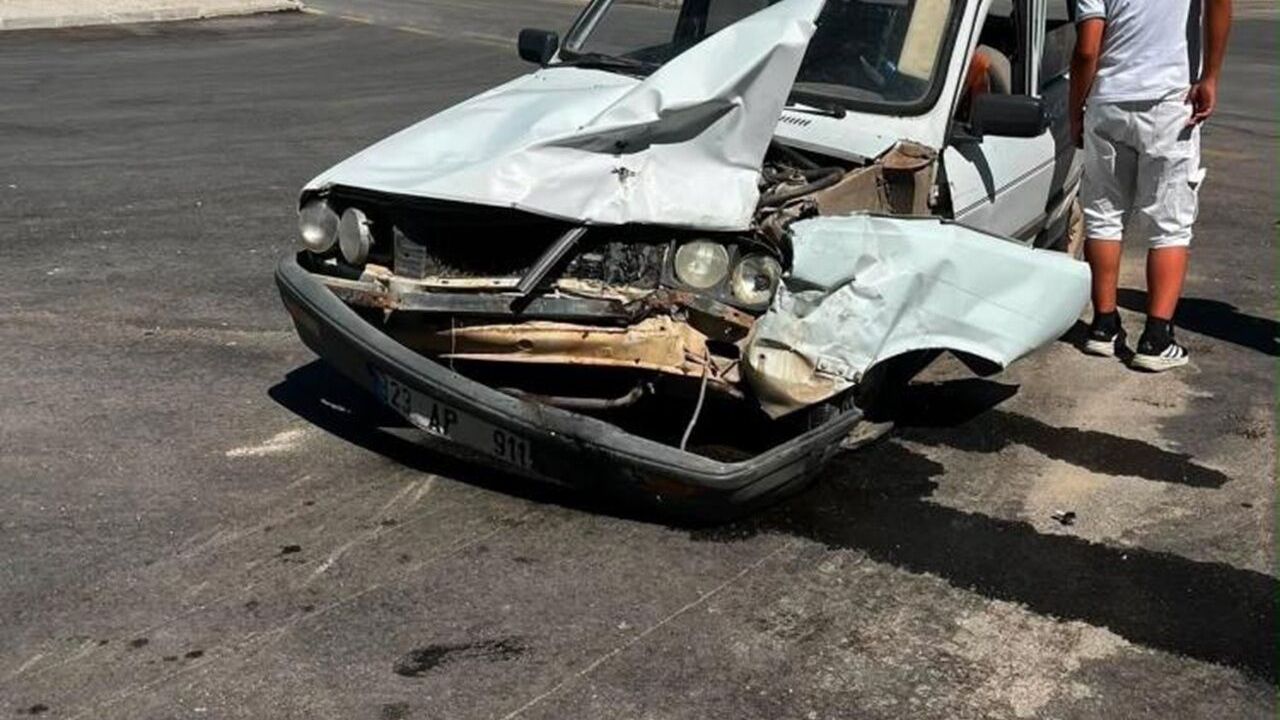 Elazığ’da Yürekleri Ağza Getiren Kaza! İki Otomobil Çarpıştı