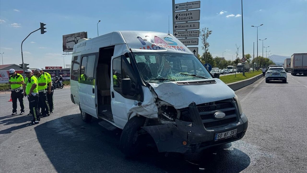 Kayseri trafik kazası: Minibüs ile otomobil çarpıştı, 8 kişi yaralandı