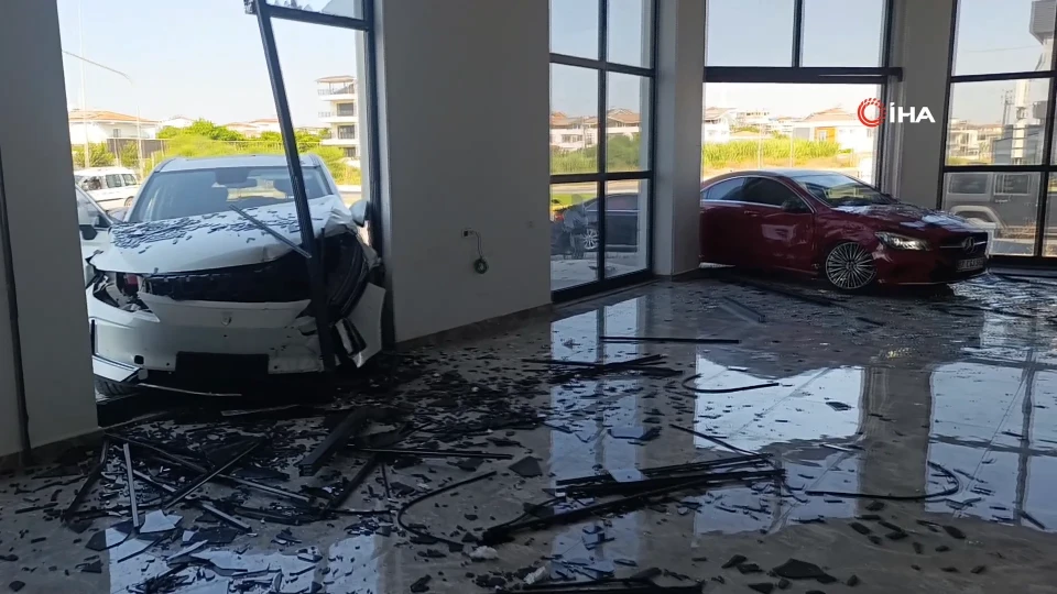 Manavgat'ta inanılmaz kaza: Çarpışan otomobiller boş dükkana daldı! | VİDEO İZLE