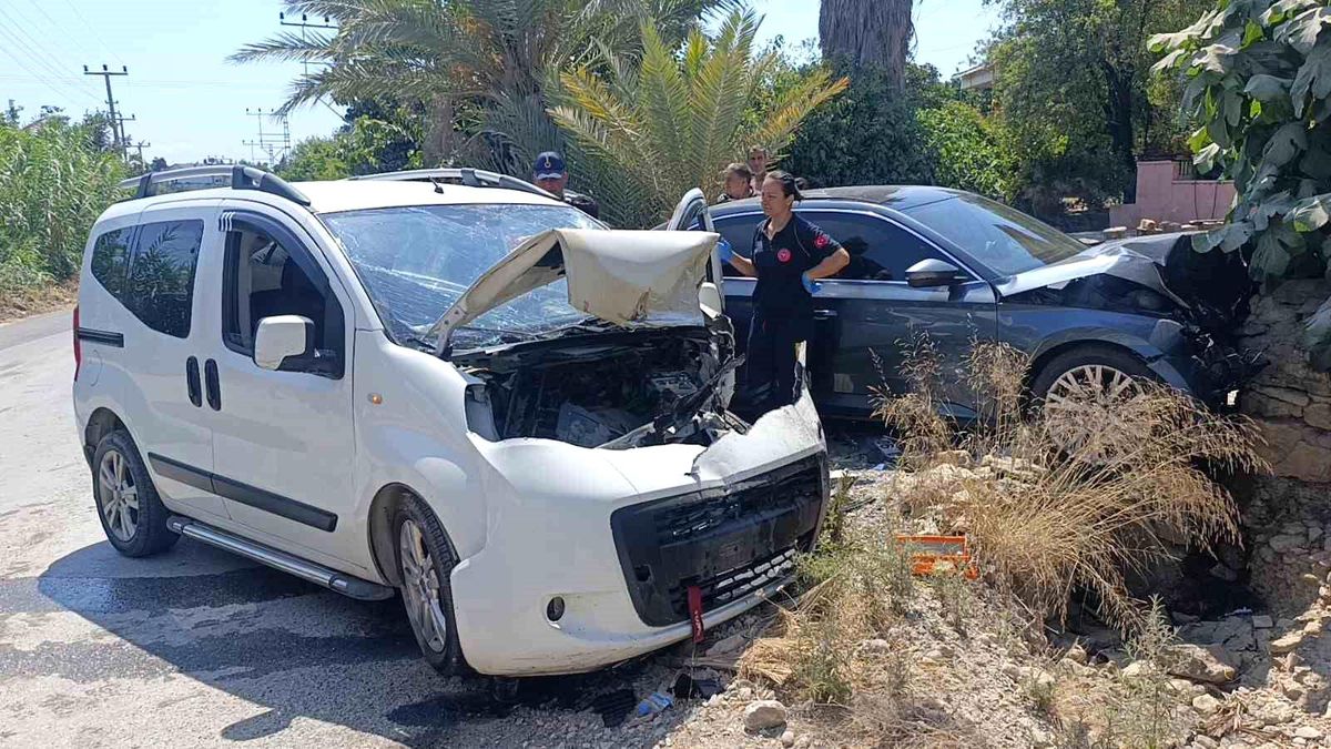 Manavgat'ta Kafa Kafaya Trafik Kazası