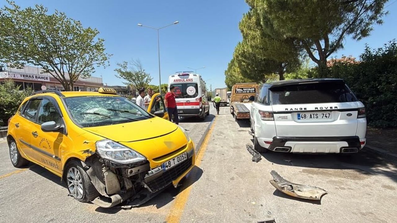 Muğla’da Kontrolden Çıkan Taksi 3 Araca Çarptı
