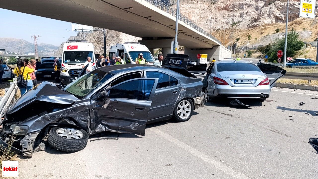 Saniye Saniye Kamerada! Amasya-Tokat Yolunda Korkutan Çarpışma: Yaralılar Var...
