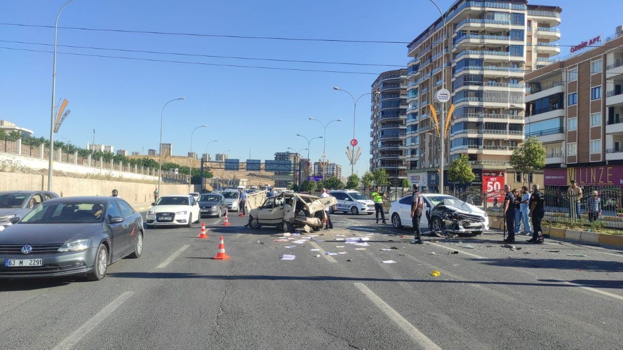 Şanlıurfa’da Zincirleme Kaza! 4 Araç Birbirine Girdi, 1 Kişi Yaralandı