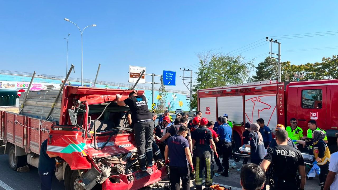 Aksaray'da feci kaza! Kamyonet hafriyat kamyonuna ok gibi saplandı