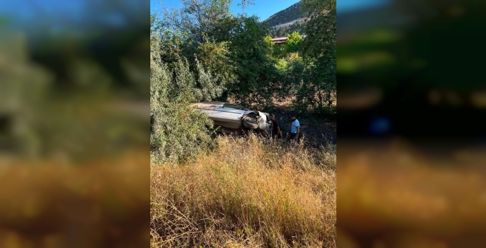 Burdur'da yürekler ağızlara geldi: Hafif ticari araç tarlaya uçtu, 3 yaralı!