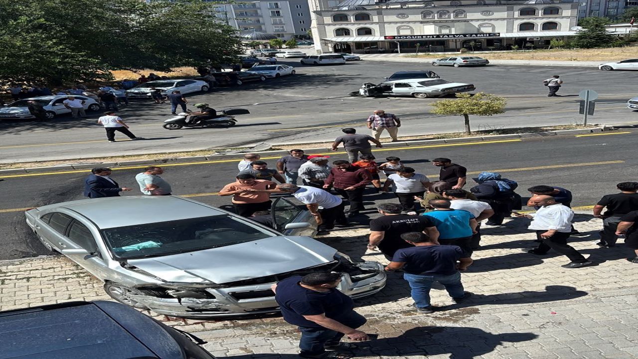 Elazığ’da Feci Kaza! Yoldan Geçen Vatandaş Son Anda Kurtuldu