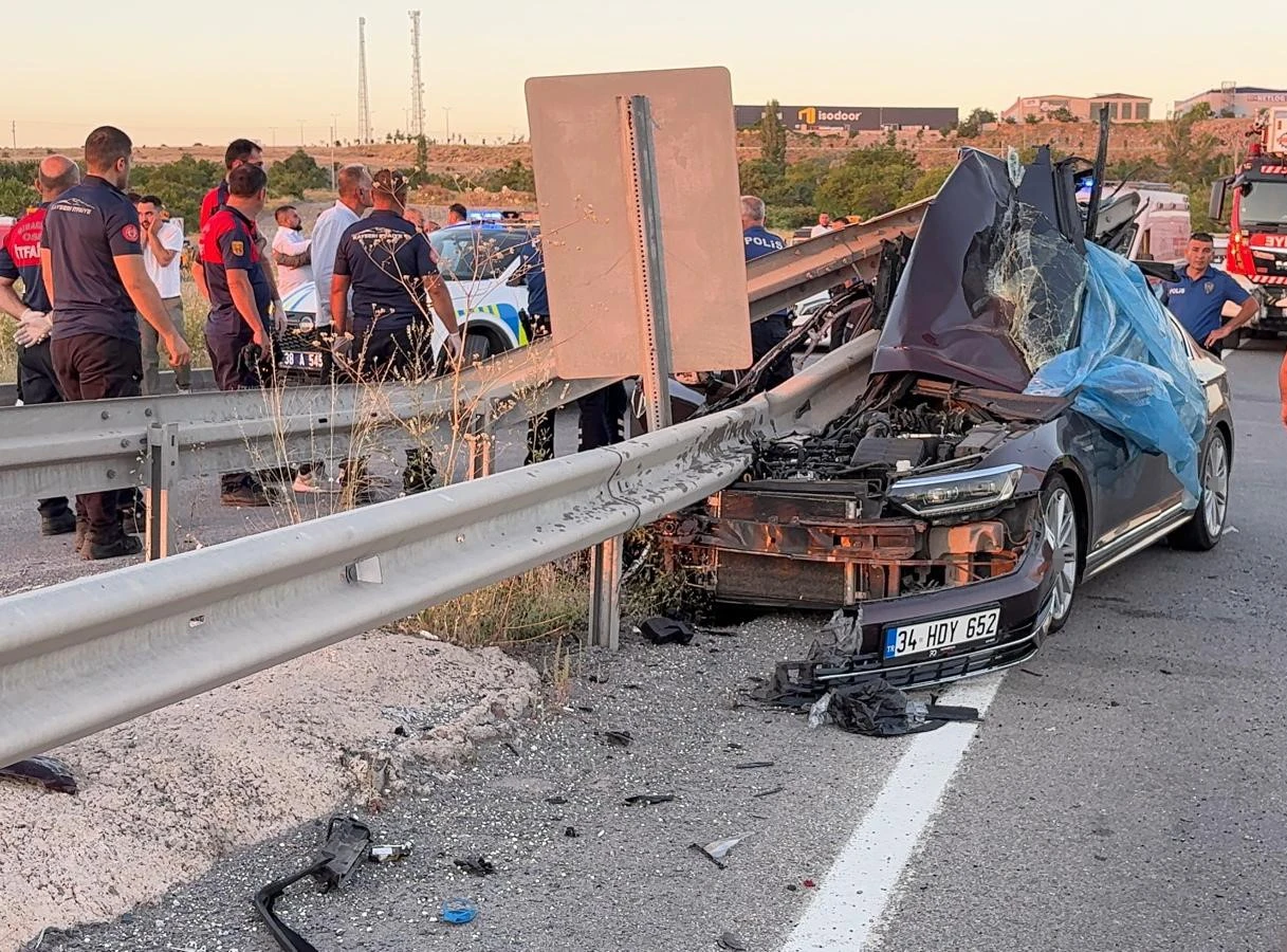 Kayseri'de düğün yolunda korkunç kaza! Otomobilin çarptığı bariyer tavandan çıktı: Ölü ve yaralılar var | Yerel Haberler