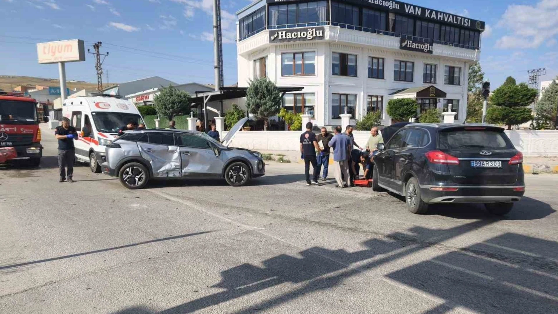 Van'da trafik kazası: İran plakalı araçla çarpıştı, 2 yaralı | Yerel Haberler