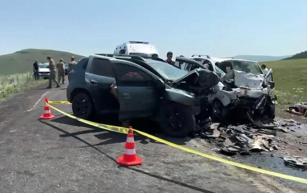 Ardahan'da feci kaza! İki araç çarpıştı, 4 kişi hayatını kaybetti