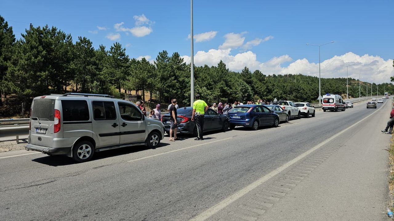 Çorum-Samsun Karayolu'nda 6 araç birbirine girdi