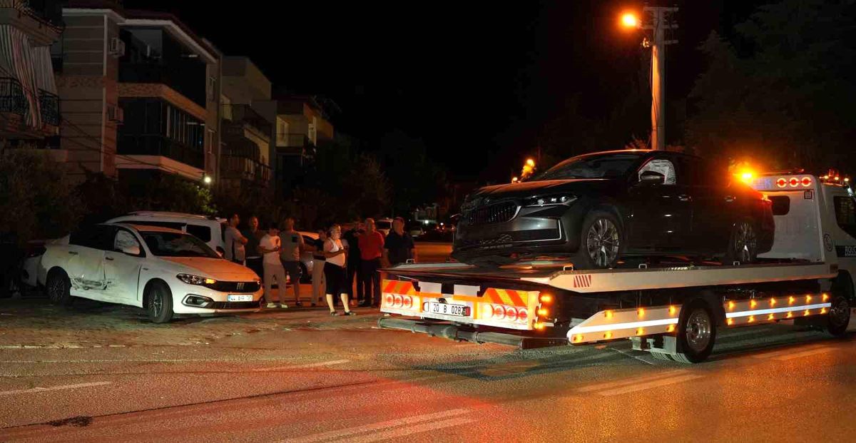 Denizli'de Trafik Kazası: 5 Araç Hasar Gördü