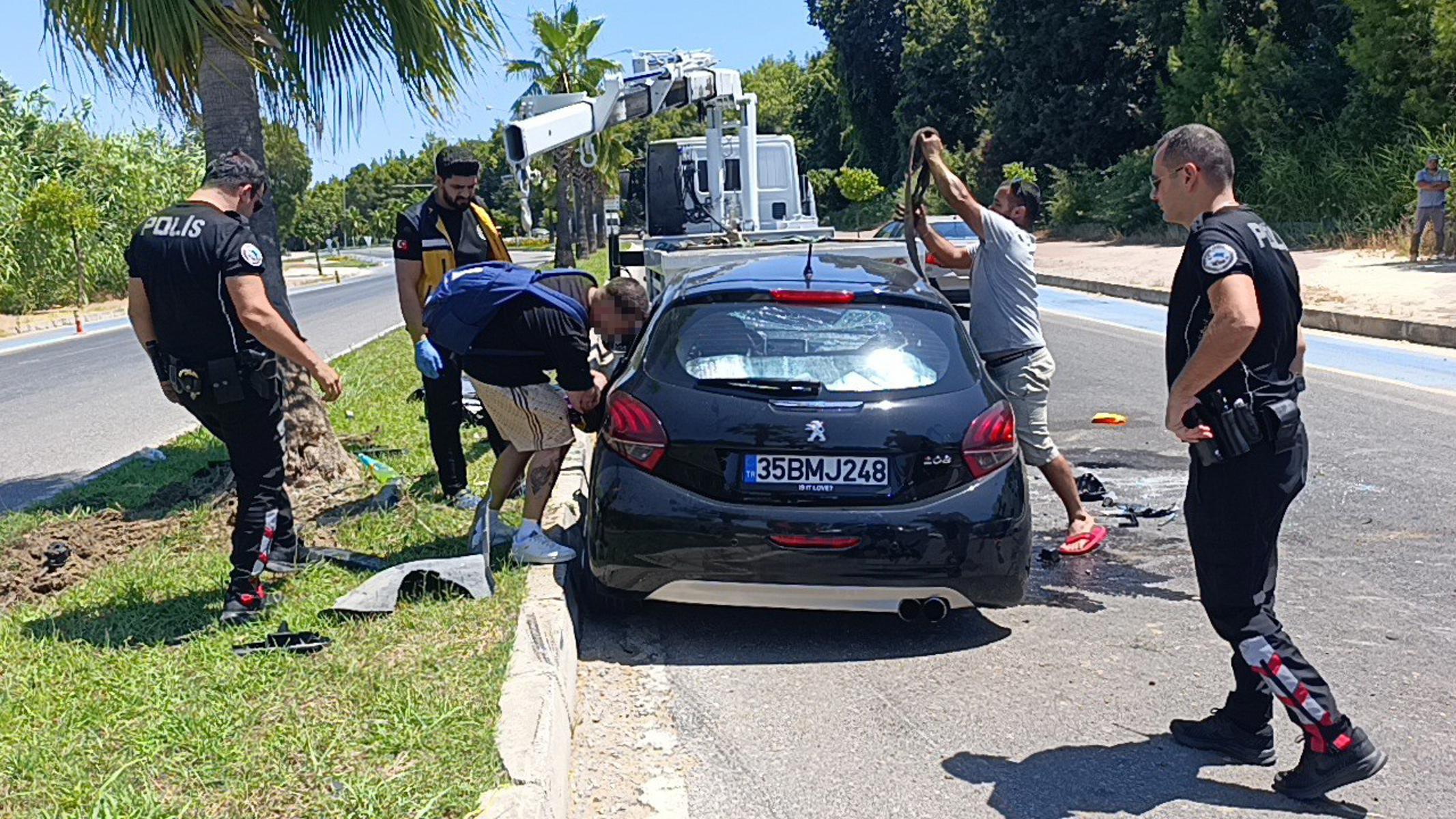 Evlilik teklifi yolunda feci kaza. Yaralandı ama çiçekle yüzük derdine düştü
