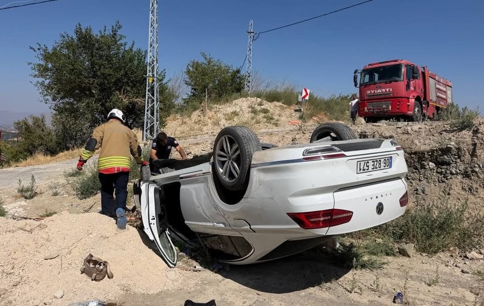 Kırıkhan’da trafik kazası: Yardıma duran sürücünün aracı da bahçeye devrildi