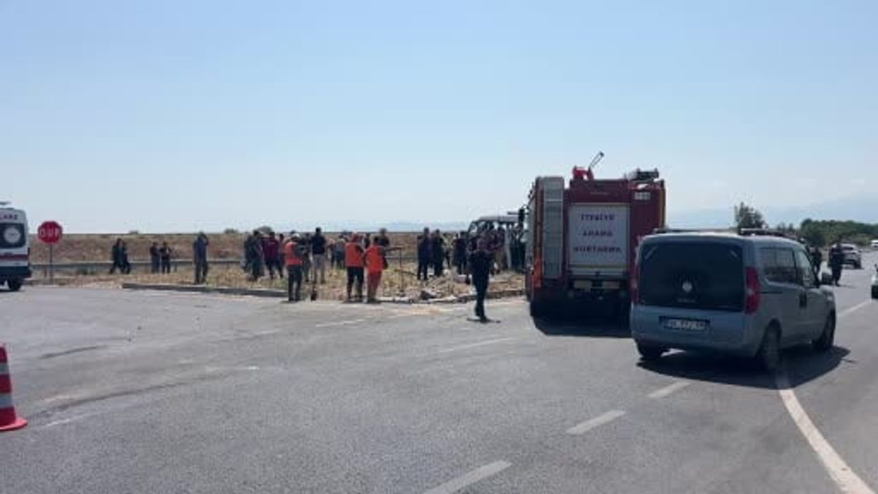 Manisa Karaoğlanlı'da trafik kazası: kamyonet ile halk otobüsü çarpıştı, 1 kişi yaşamını yitirdi