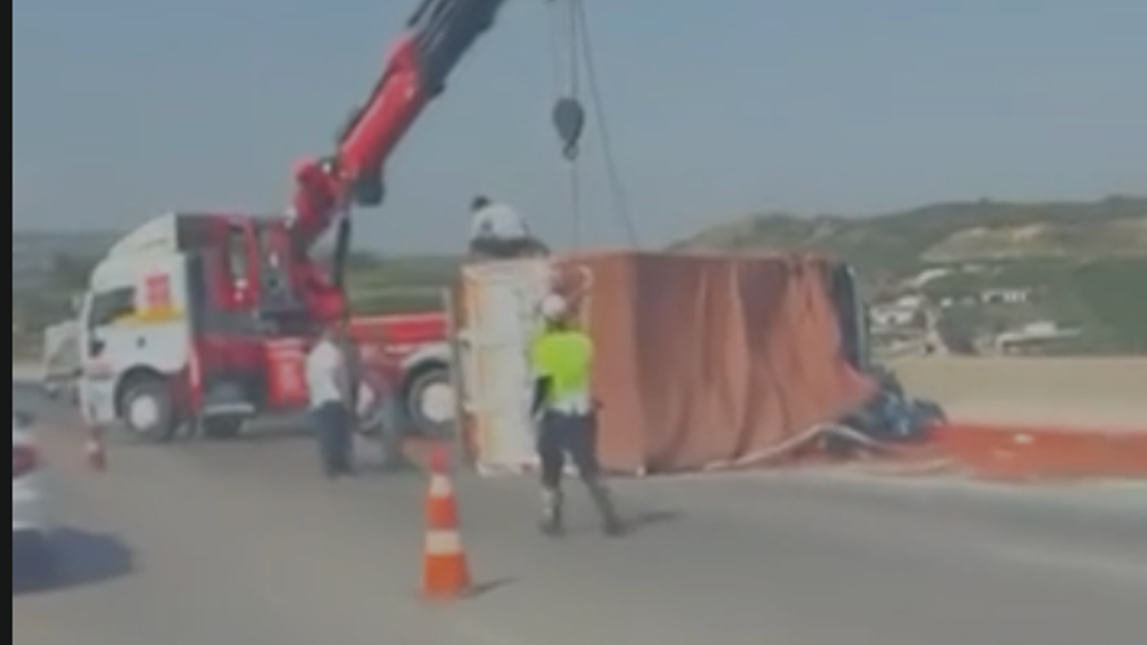 Mersin Otoyolu'nda Zincirleme Kaza! Domates Yüklü Kamyon Devrildi, Trafik Kilitlendi